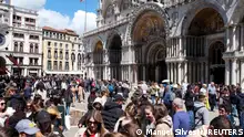 25.04.2024 *** Tourists walk in St Mark's Square on the day Venice municipality introduces a new fee for day trippers in a move to preserve the lagoon city often crammed with tourists in Venice, Italy, April 25, 2024. REUTERS/Manuel Silvestri