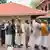 Varias personas hacen cola para votar durante la segunda vuelta de las elecciones nacionales, que durarán seis semanas, frente a una cabina electoral en Kochi, en el estado de Kerala, en el sur de la India, el viernes 26 de abril de 2024.