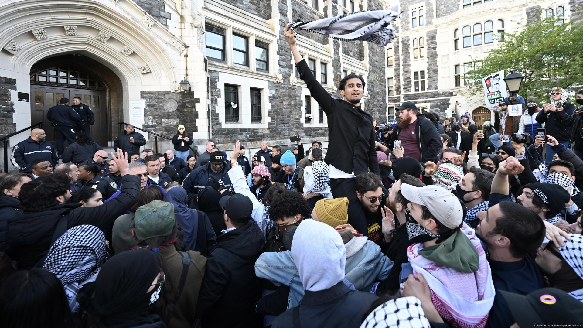 Protestas propalestinos llegan a 60 universidades de EE.UU. – DW – 27/04/2024