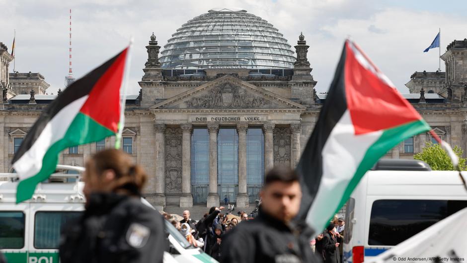 German police clear pro-Palestinian camp in Berlin – DW – 04/26/2024