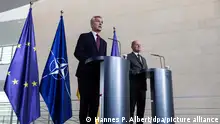 26/04/2024 Jens Stoltenberg (l), Generalsekretär der Nato, und Bundeskanzler Olaf Scholz (SPD) stehen bei einer Pressekonferenz vor Flaggen der EU und der Nato im Kanzleramt.