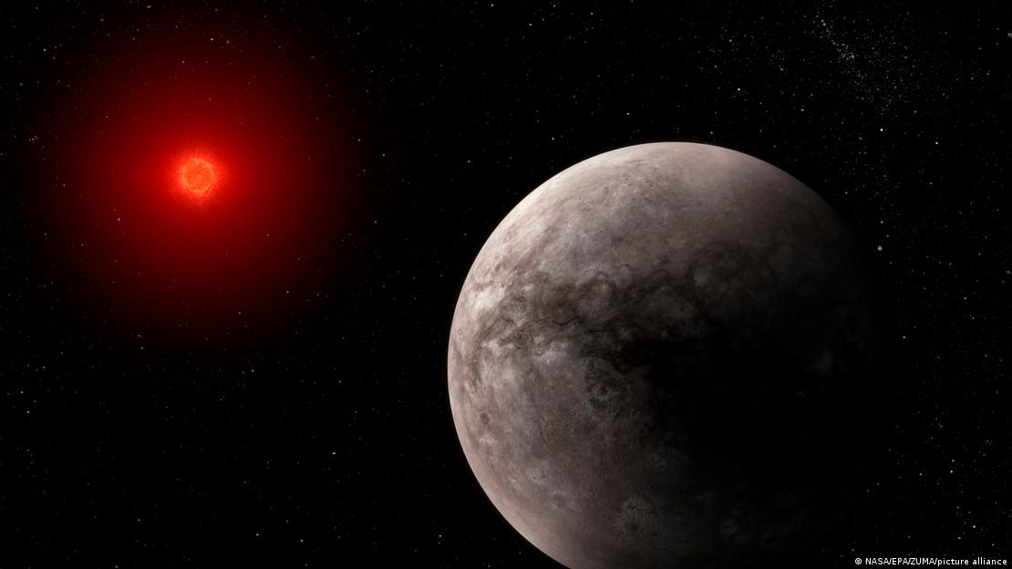 Esta ilustración de la Agencia Espacial Europea muestra el posible aspecto del exoplaneta TRAPPIST-1 b.