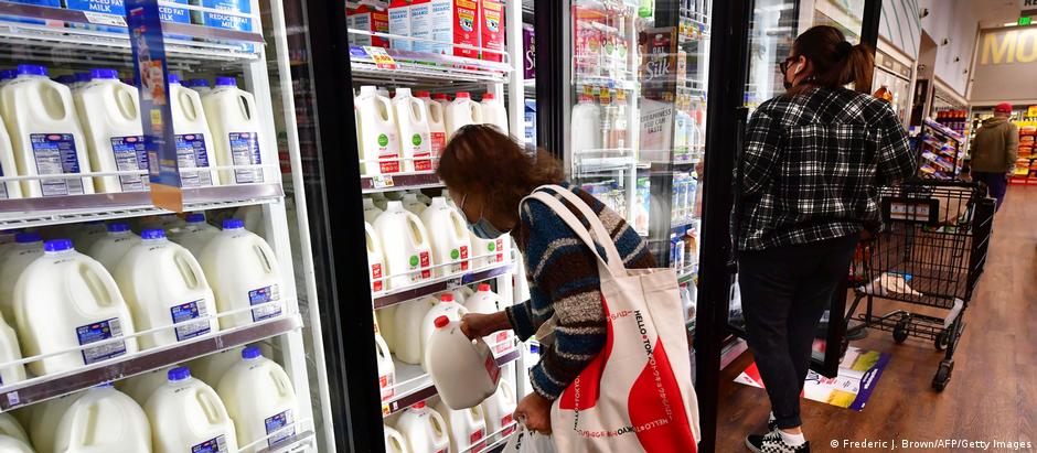 Venda de leite em supermercado nos Estados Unidos: órgão de vigilância sanitária diz que uma em cada cinco amostras do produto fresco no país está contaminada