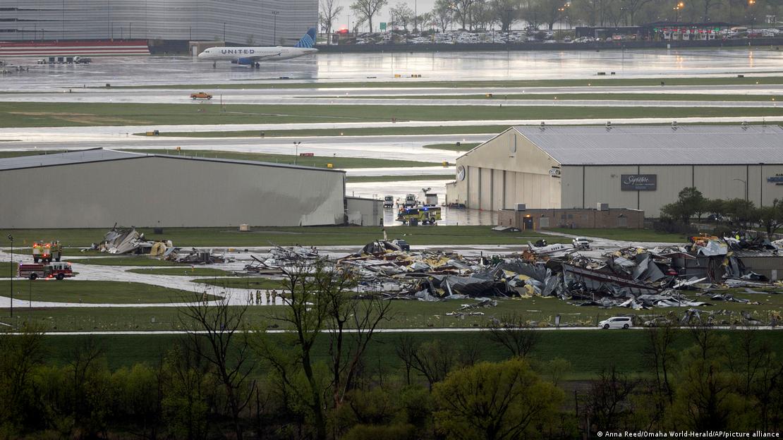 Los daños también alcanzaron el aeropuerto de Eppley en Omaha.
