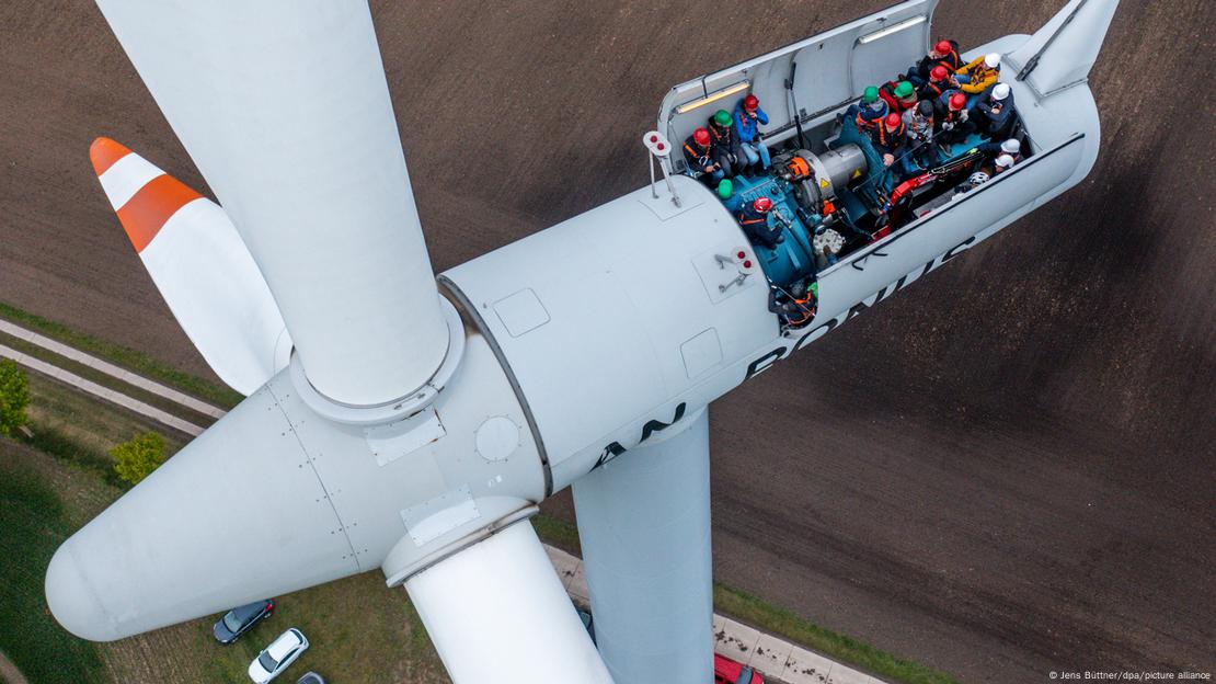 Pessoas trabalham em turbina de energia eólica na Alemanha