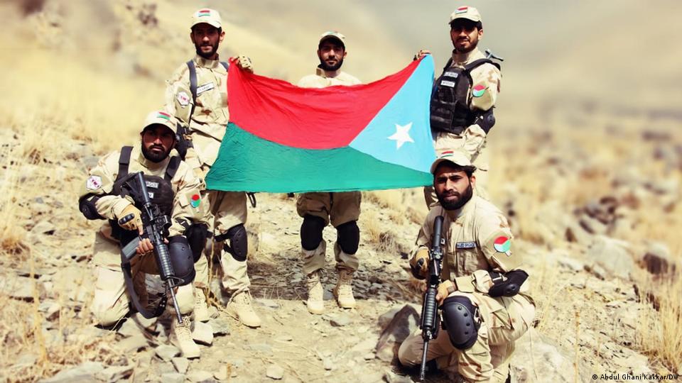 بی ایل اے کے مسلح ارکان اپنی تنظیم کا پرچم اٹھائے ہوئے بی ایل اے کے مسلح ارکان اپنی تنظیم کا پرچم اٹھائے ہوئے