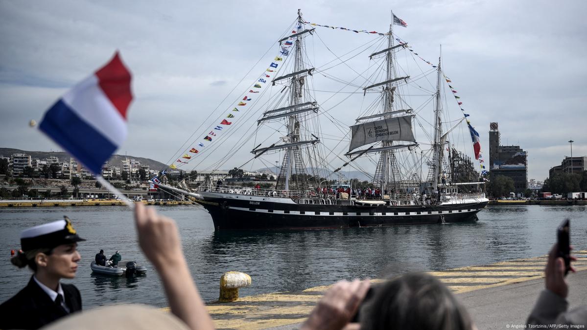 Olympic flame sets sail for France – DW – 04/27/2024