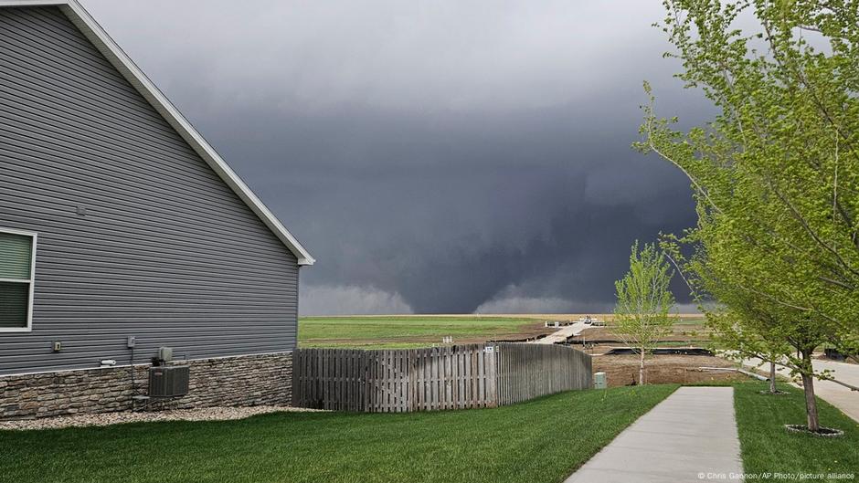 Tornadoes tear through US Midwest