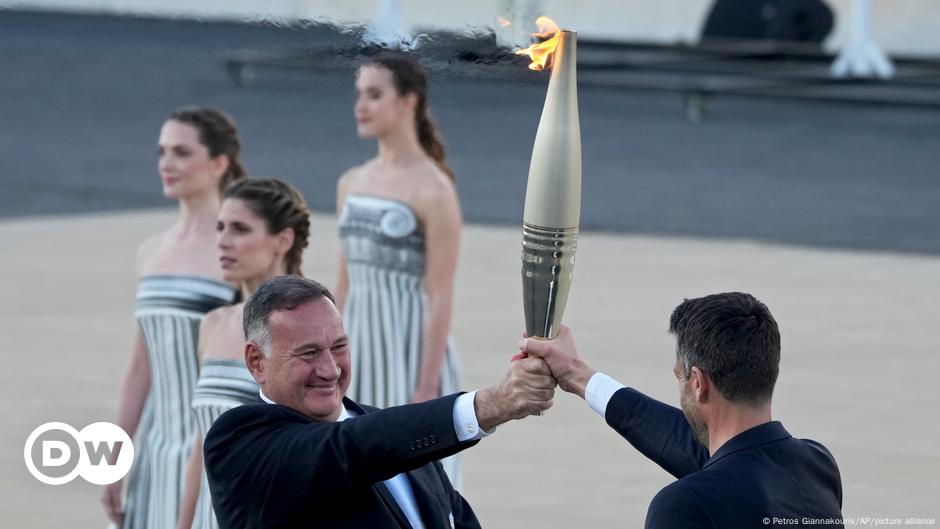 La flamme olympique de la Grèce à la France – DW – 27 avril 2024