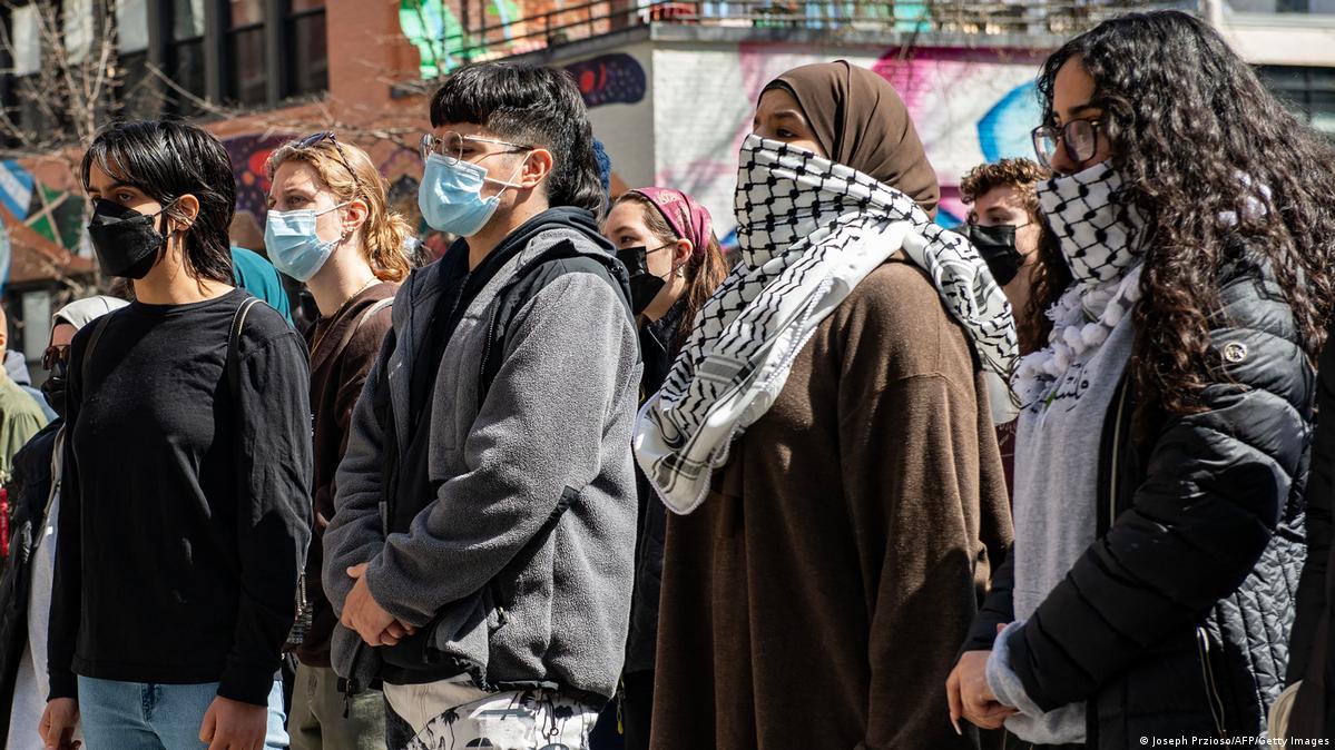US: Over 100 detained at pro-Palestinian campus protest – DW – 04/27/2024