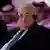 El presidente palestino, escucha en un sillón la traducción simultánea de otra intervención.