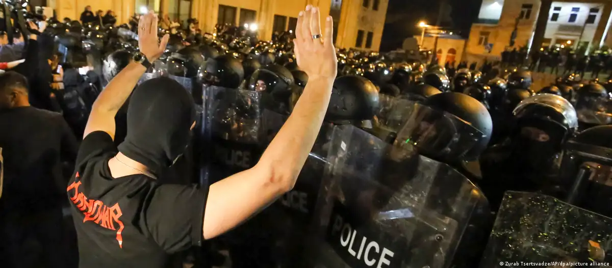 В Тбилиси произошли столкновения протестующих с полицией