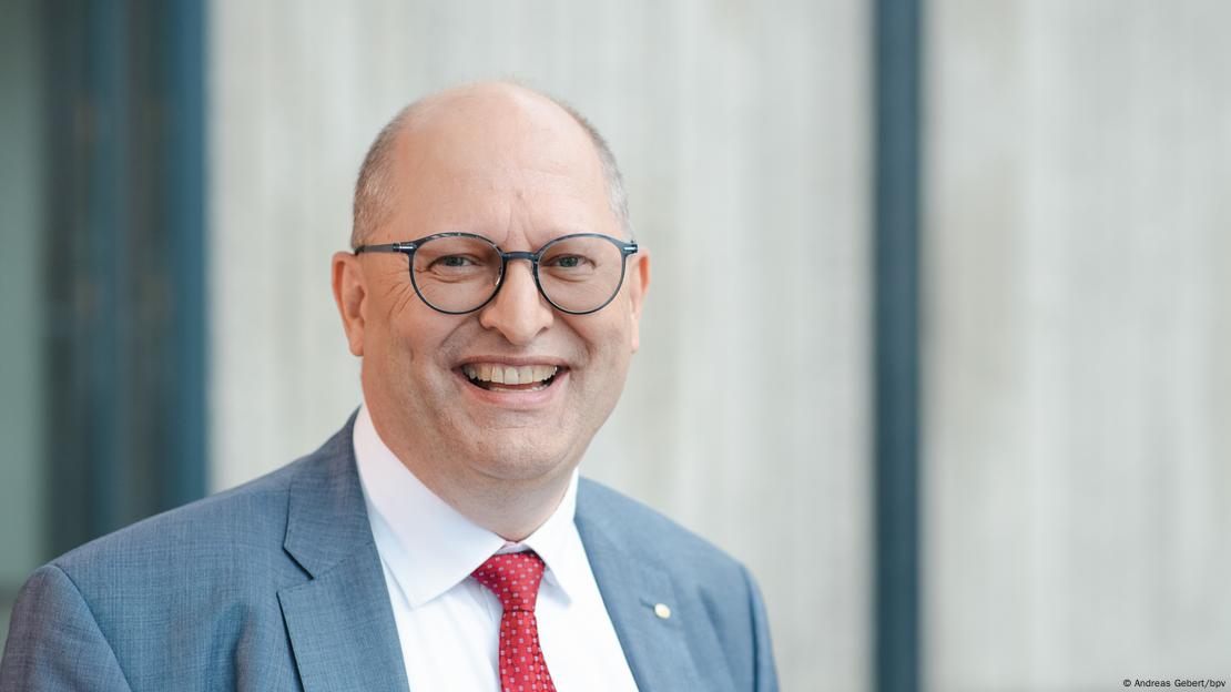 Stefan Düll, President i Shoqatës së Mësuesve Gjerman, portret, Stefan Düll me syze dhe kostum blu, këmishë të bardhë e kravatë të kuqe Stefan Düll, President i Shoqatës së Mësuesve Gjerman, portret, Stefan Düll me syze dhe kostum blu, këmishë të bardhë e kravatë të kuqe
