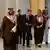 El secretario de Estado estadounidense, geticula mientras se dirige por los pasillos camino a la cumbre de ministros del Golfo, al príncipe Faisal bin Farhan bin Abdullah.