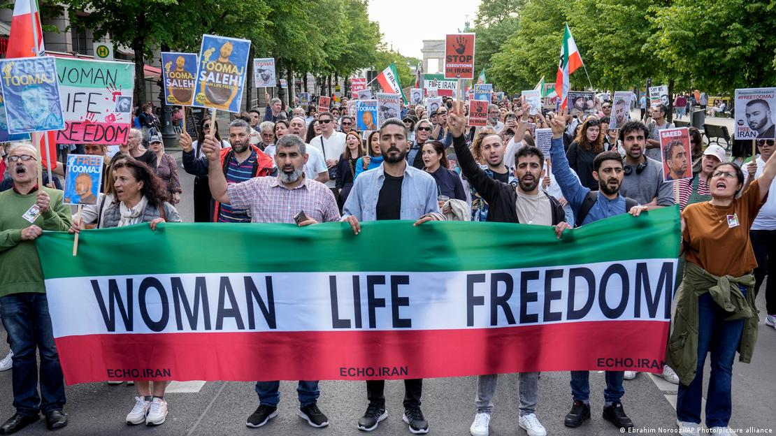 Manifestación en Berlín en apoyo al movimiento iraní Mujer, Vida, Libertad.