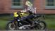 Γυναίκα οδηγεί την ηλεκτρική Livewire One της Harley-Davidson Γυναίκα οδηγεί την ηλεκτρική Livewire One της Harley-Davidson