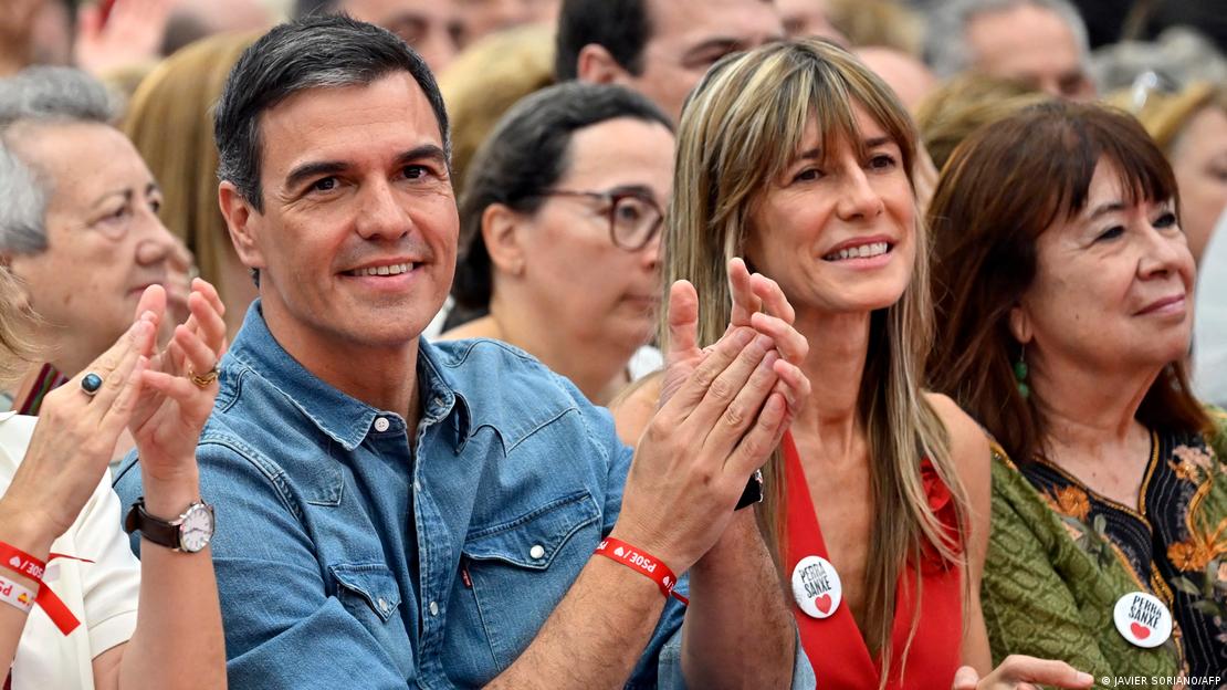Begona Gomez (sağdan ikinci sırada) hakkındaki yurt dışına çıkış yasağı havalimanları ve sınır kapılarına iletildi. Başbakan Pedro Sanchez (mavi gömlekli) ve eşi bir etkinlikte yan yana görülüyor Begona Gomez (sağdan ikinci sırada) hakkındaki yurt dışına çıkış yasağı havalimanları ve sınır kapılarına iletildi. Başbakan Pedro Sanchez (mavi gömlekli) ve eşi bir etkinlikte yan yana görülüyor