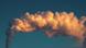 Symbolbild Rauch aus Schornstein gegen Himmel, Luftverschmutzung Symbolbild Rauch aus Schornstein gegen Himmel, Luftverschmutzung