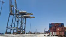Big vessel, containers and heavy lift crane seen at port of Berbera***Die Bilder 1-8 zeigen ein großes Schiff, Container und einen Schwerlastkran im Hafen von Berbera, Somaliland. Aufnahmedatum: April 2024. Fotograf: Eshete Bekele (DW)