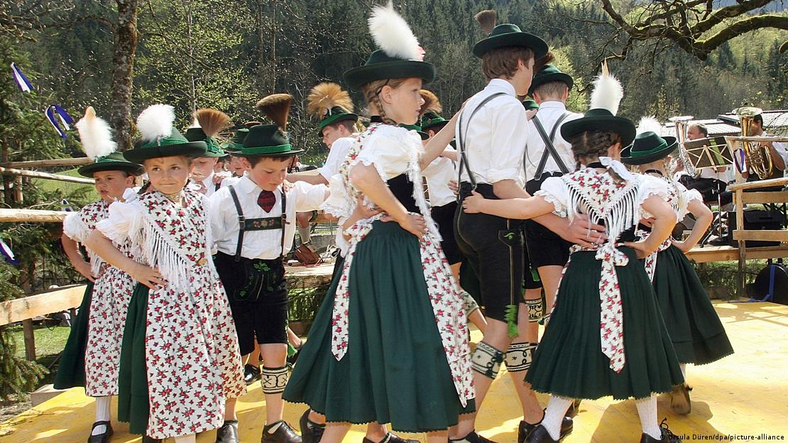 Djevojčice i dječaci plešu u narodnoj nošnji