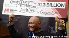 29.04.2024+++ Cheng Charlie Saephan hält einen übergroßen Scheck über seinen Kopf, nachdem er auf einer Pressekonferenz in der Lotteriezentrale von Oregon in Salem, Oregon, bekannt gegeben hat, dass er einer der Gewinner des Powerball-Jackpots in Höhe von 1,3 Milliarden US-Dollar (etwa 1,21 Milliarden Euro) ist. +++ dpa-Bildfunk +++