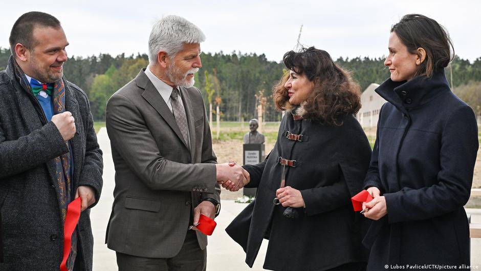 Predsednik Češke Petr Pavel na otvaranju memorijalnog centra, rukuje se sa Janom Horvatovom direktorkom muzeja romske kulture