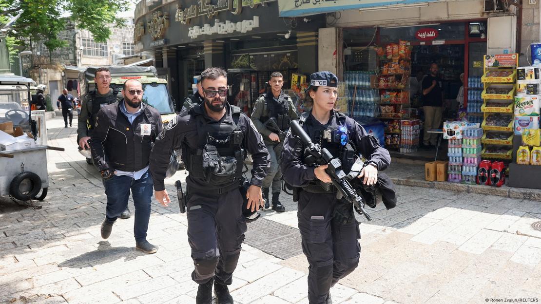 Agentes de la Policía israelí fuertemente armados caminan hacia el lugar de los hechos.