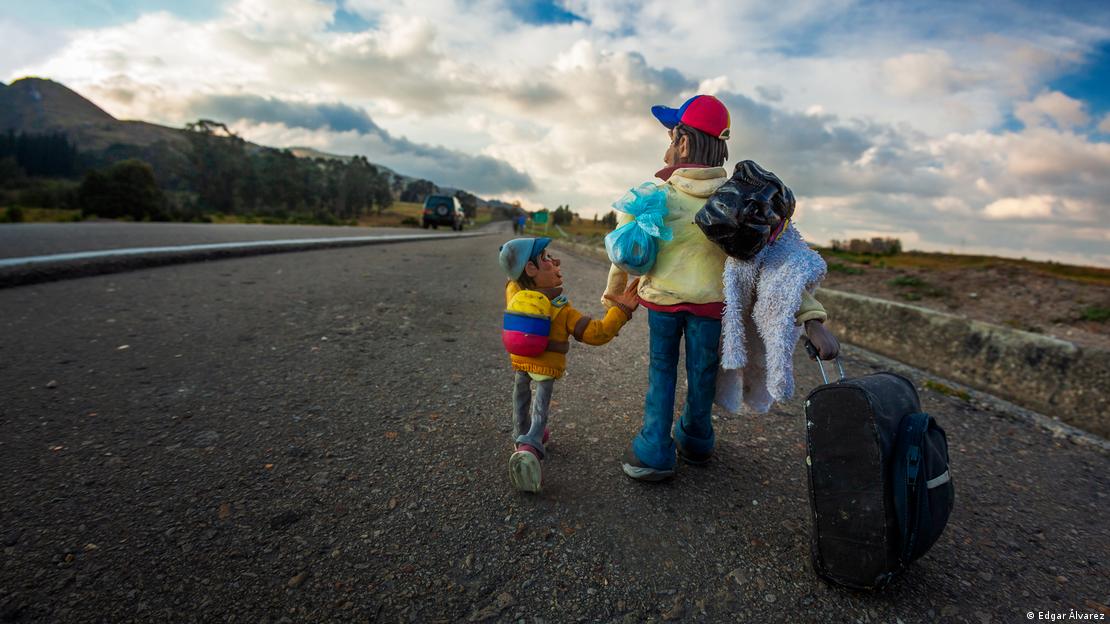Figuras de plastilina de espaldas, padre e hijo colombianos caminan por carretera desierta llevando valija negra.