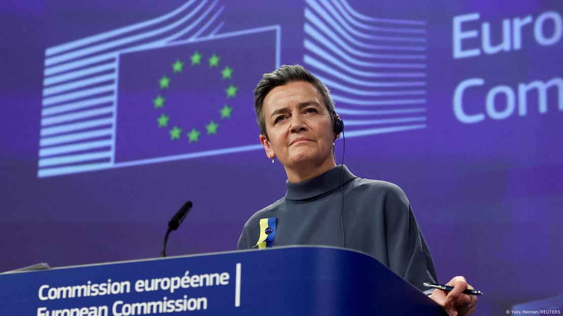 Margrethe Vestager | Komisionerja Evropiane për Konkurrencën veshur me bluzë të errët me kufje dhe para mikrofonit