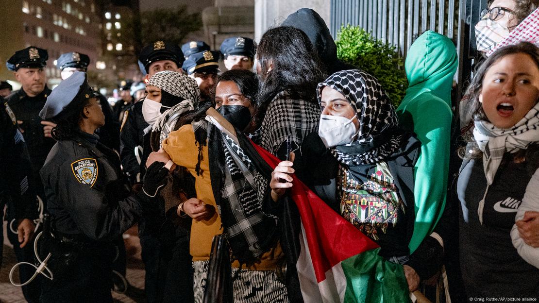 Manifestantes pró-palestinos encaram polícia em Columbia