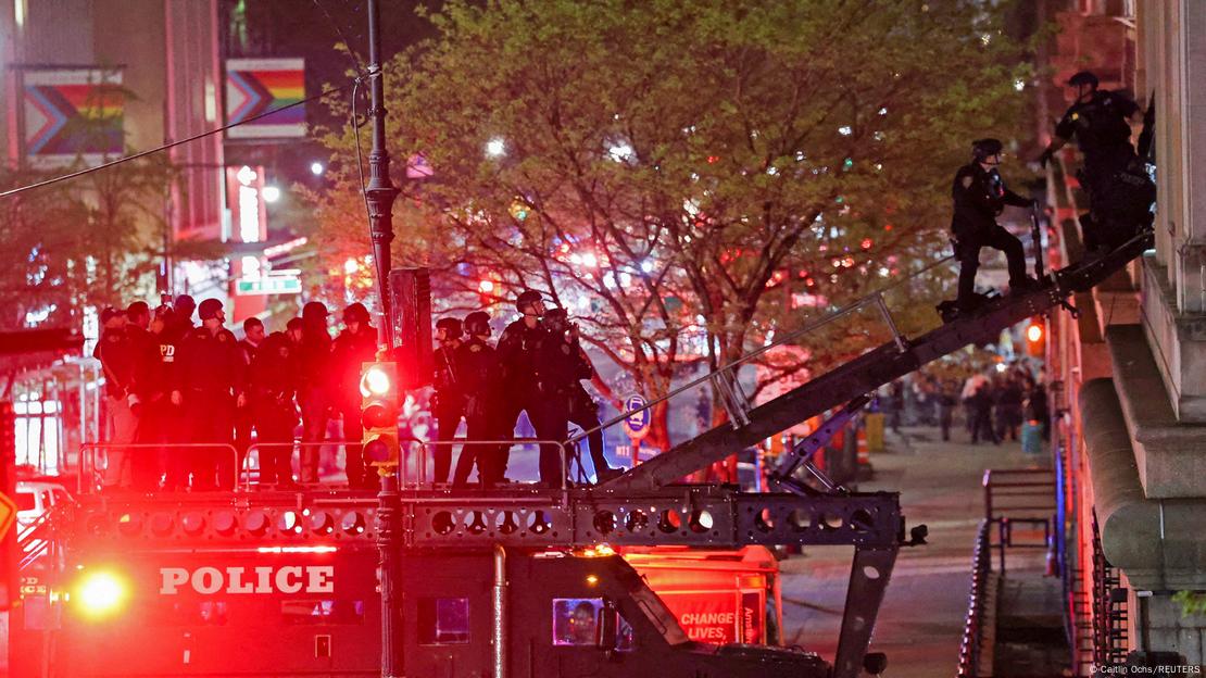 Polícia usa caminhão para acessar janela do Hamilton Hall, em Columbia