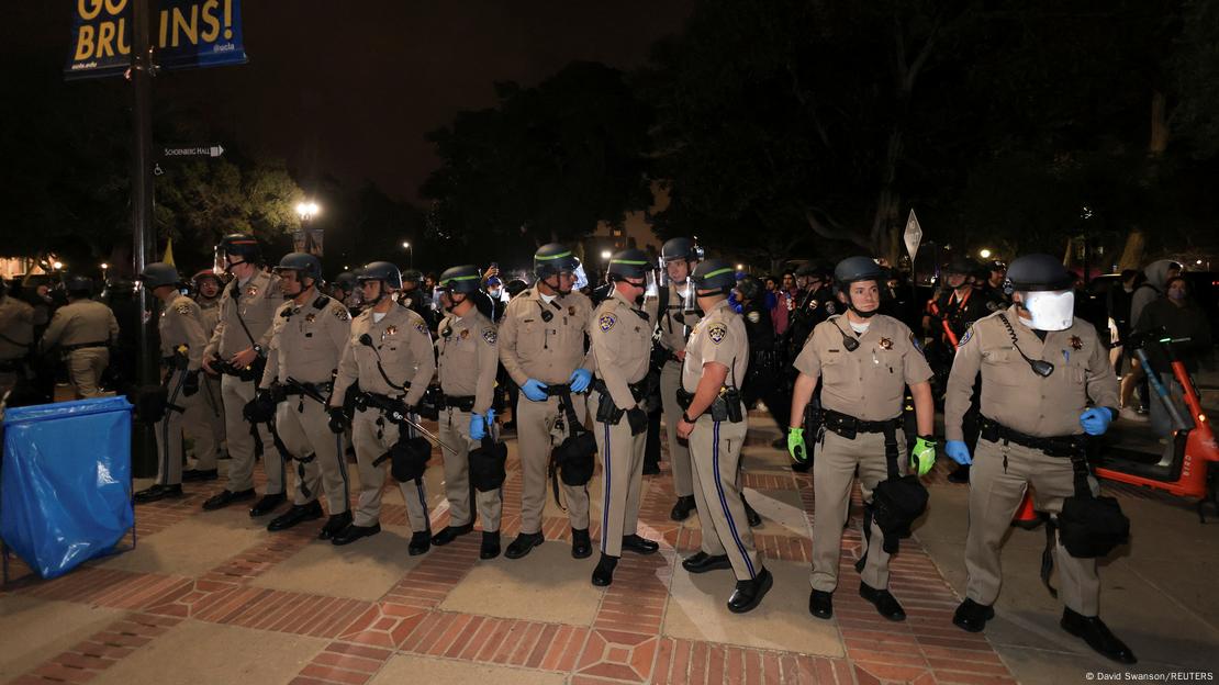 Policiais em fila na UCLA