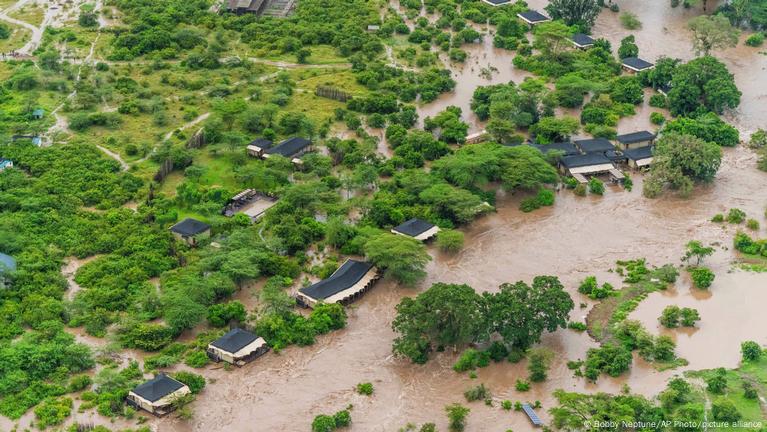 Kenyan floods leave tourists stranded at iconic Maasai Mara – DW – 05 ...