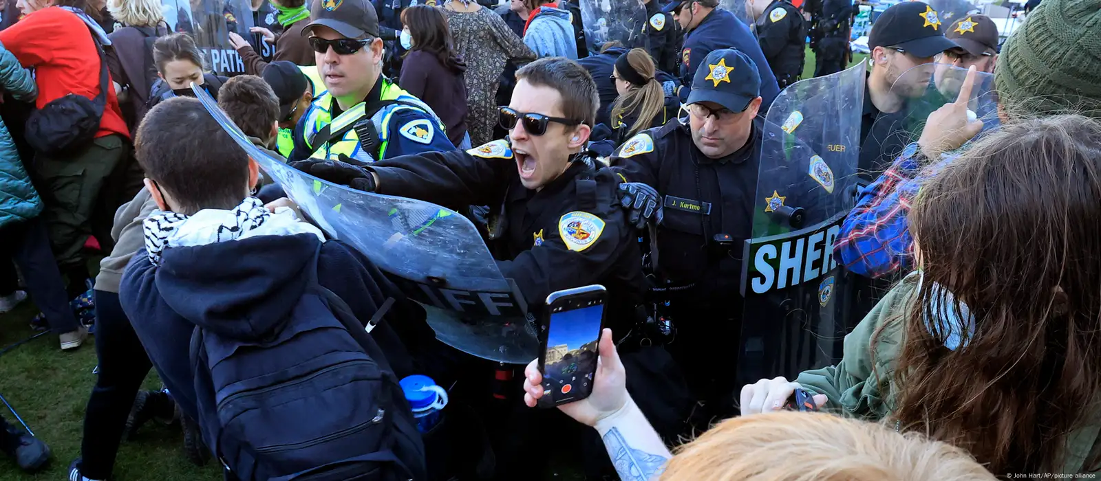 Estudiantes detenidos tras enfrentamiento en Wisconsin – DW – 01/05/2024