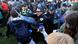 Agentes policiales dispersando a los estudiantes que acampan en la Universidad de Wisconsin desde el lunes pasado. Agentes policiales dispersando a los estudiantes que acampan en la Universidad de Wisconsin desde el lunes pasado.
