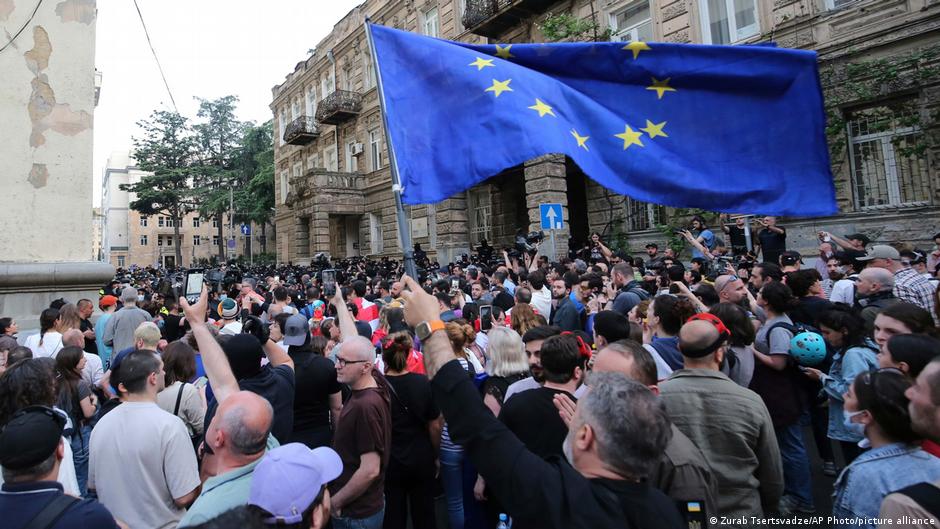 Zastava EU na protestima u Tbilisiju 1. maja 2024.