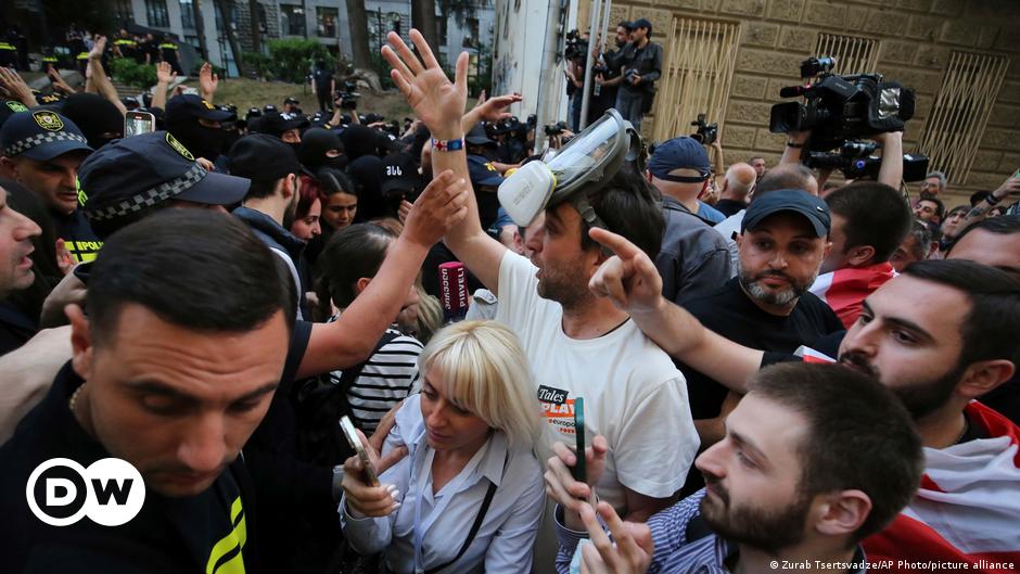 Georgia: Thousands protest as 'foreign agent' bill advances