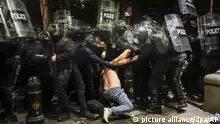 Gürcistan'da Ajan Yasasına karşı düzenlenen protesto gösterilerinde bir eylemci kalabalık bir polis grubu tarafından etkisiz hale getirilmeye çalışılıyor