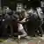 Polizisten in der Nacht zu Donnerstag vor dem Parlament halten einen Demonstranten fest