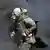 Vojnik s plinskom maskom na glavi, pušku nosi na leđima