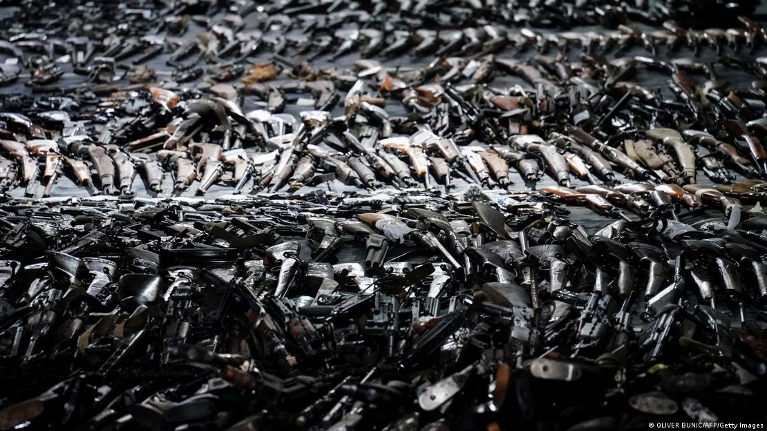 Оружје конфискувано во акција на српската влада за разоружување изложено во полициско депо во близина на Смедерево Оружје конфискувано во акција на српската влада за разоружување изложено во полициско депо во близина на Смедерево