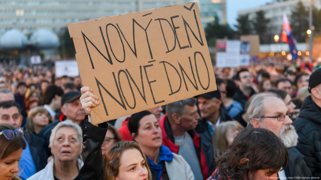 Demonstranten protestieren gegen die geplante Auflösung des öffentlich-rechtlichen  Rundfunks in der Slowakei . Aus der Menge wird ein Pappschild mit der Aufschrift "NOVY DEN - NOVE DNO" hochgehalten 