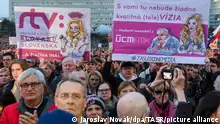 Menschen demonstrieren während einer von der Oppositionsbewegung Progressive Slowakei (PS) und der Partei Sloboda a Solidarita (SaS) organisierten Anti-Regierungs-Demonstration auf dem Freiheitsplatz. Der Protest richtet sich gegen die Auflösung der öffentlich-rechtlichen Sendeanstalt RTVS. (zu dpa: «Slowakische Regierung beschließt Auflösung der Sendeanstalt RTVS») +++ dpa-Bildfunk +++