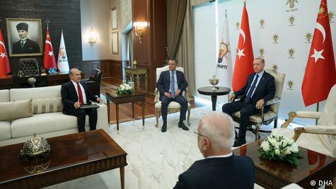 Özgür Özel ile Recep Tayyip Erdoğan'ın görüşmesine katılan Namık Tan, Mustafa Elitaş ise arkadan gözüküyor