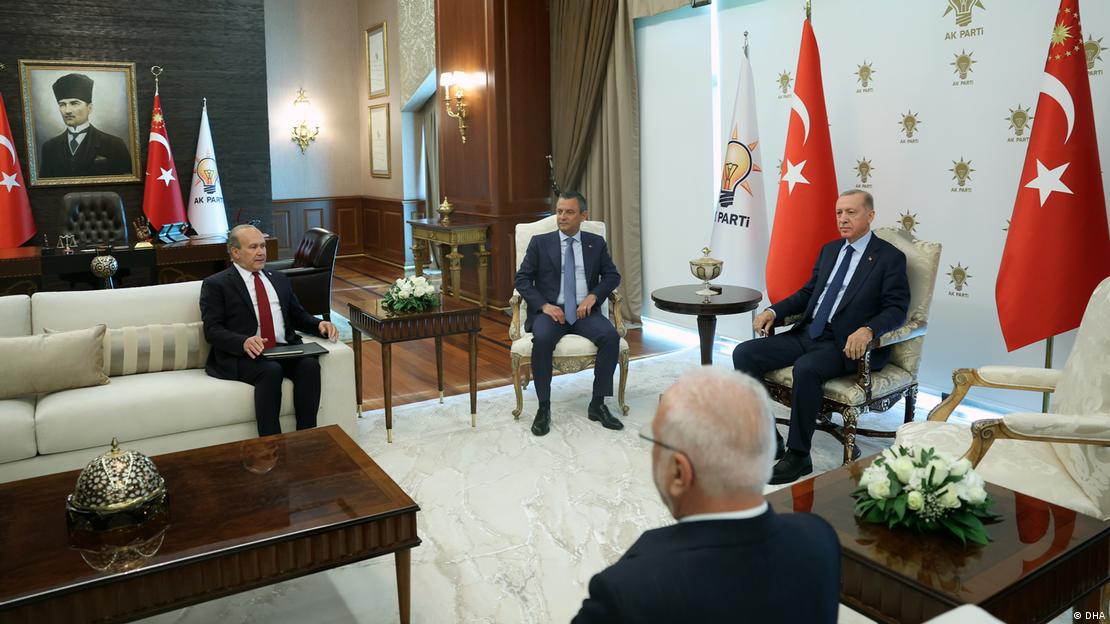 AKP Genel Merkezi'nde bir araya gelen, soldan sağa: CHP İstanbul Milletvekili Namık Tan, CHP Genel Başkanı Özgür Özel, AKP Genel Başkanvekili Mustafa Elitaş ve AKP Genel Başkanı Recep Tayyip Erdoğan