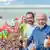 Lula e Boulos sorrindo e fazendo sinal de positivo, com pessoas segurando bandeiras no pano de fundo