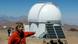 Takashi Miyata, profesor asociado de la Universidad de Tokio, señala las instalaciones del observatorio astronómico. Takashi Miyata, profesor asociado de la Universidad de Tokio, señala las instalaciones del observatorio astronómico.