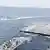 Muelle temporal de EE. UU., barcos y una plataforma sobre el mar Mediterráneo.
