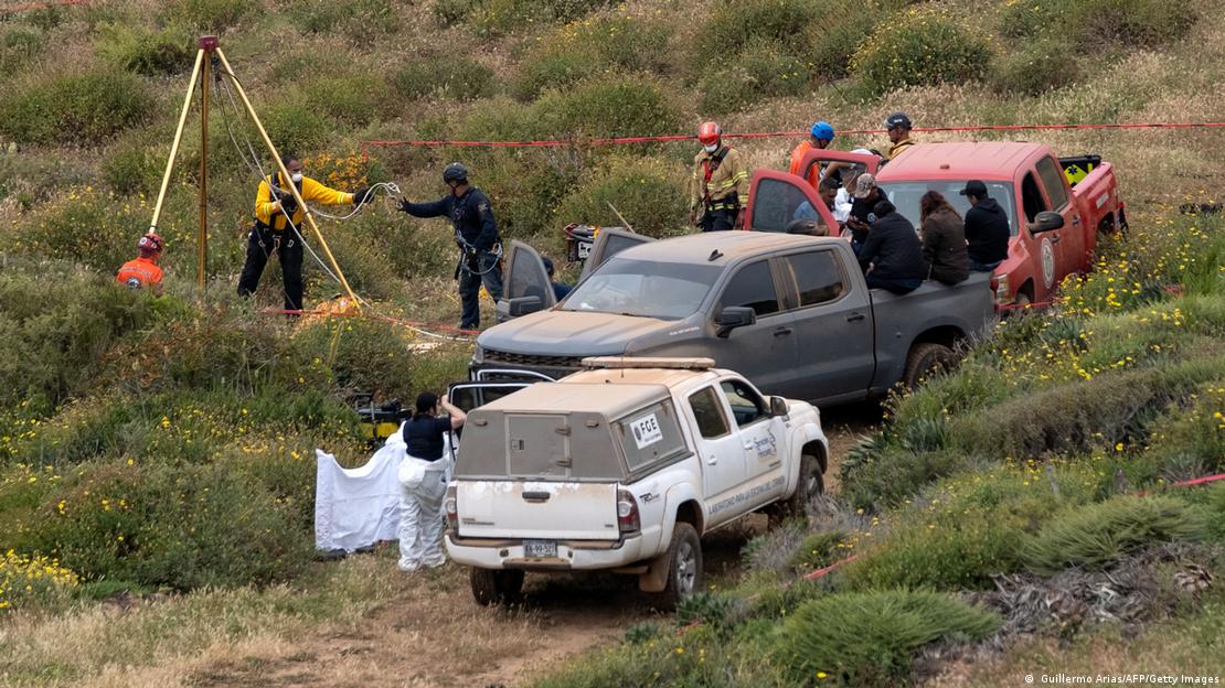 Fuerzas de rescate y de seguridad examinan el pozo en el que se hallaron los cuerpos de los tres surfistas.