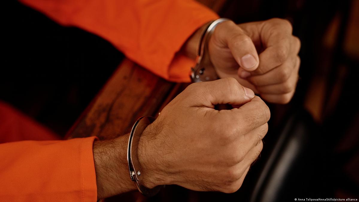 Detienen en España a periodista salvadoreño que pedía asilo